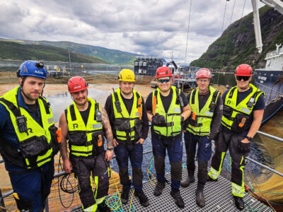 Lokalitetsleder og røktere ved lokalitet Mulingen, sammen med mannskap fra Marøy Viking.