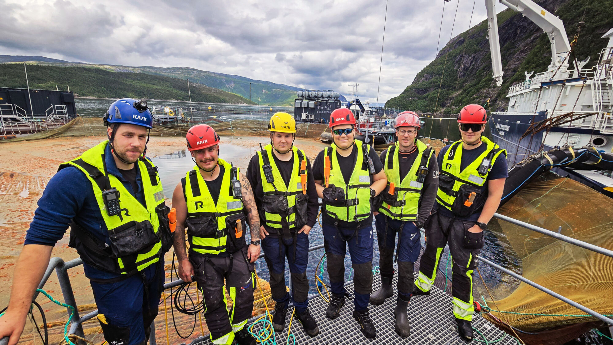 Lokalitetsleder og røktere ved lokalitet Mulingen, sammen med mannskap fra Marøy Viking.