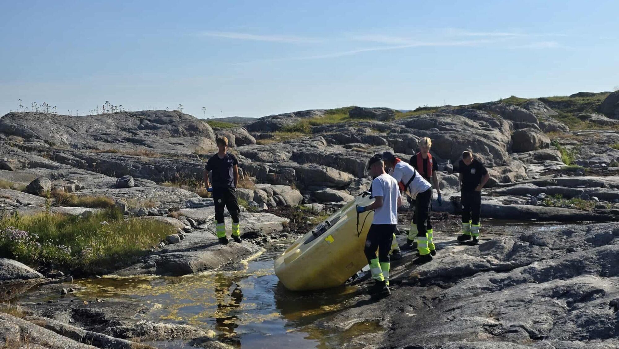 Ungdommer rydder marint avfall i skjærgården rundt Nærøysund