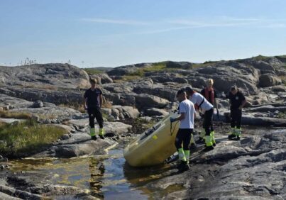 Ungdommer rydder marint avfall i skjærgården rundt Nærøysund